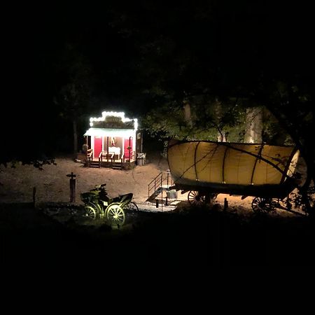 Cozy Wild West Covered Wagon Next To River Grants Pass Exteriér fotografie