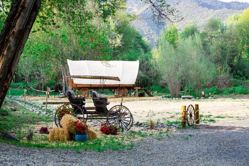 Cozy Wild West Covered Wagon Next To River Grants Pass Exteriér fotografie