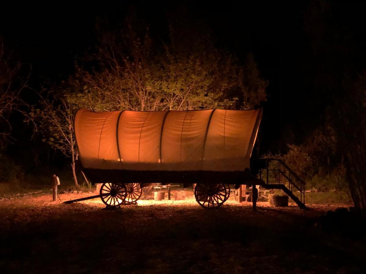 Cozy Wild West Covered Wagon Next To River Grants Pass Exteriér fotografie