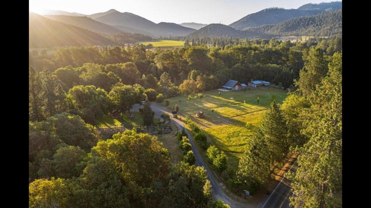 Cozy Wild West Covered Wagon Next To River Grants Pass Exteriér fotografie