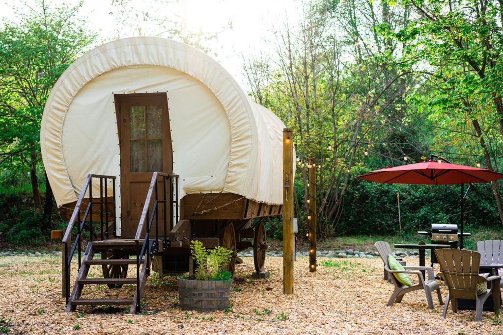Cozy Wild West Covered Wagon Next To River Grants Pass Exteriér fotografie