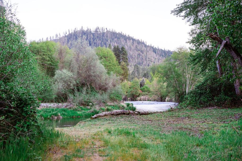 Cozy Wild West Covered Wagon Next To River Grants Pass Exteriér fotografie
