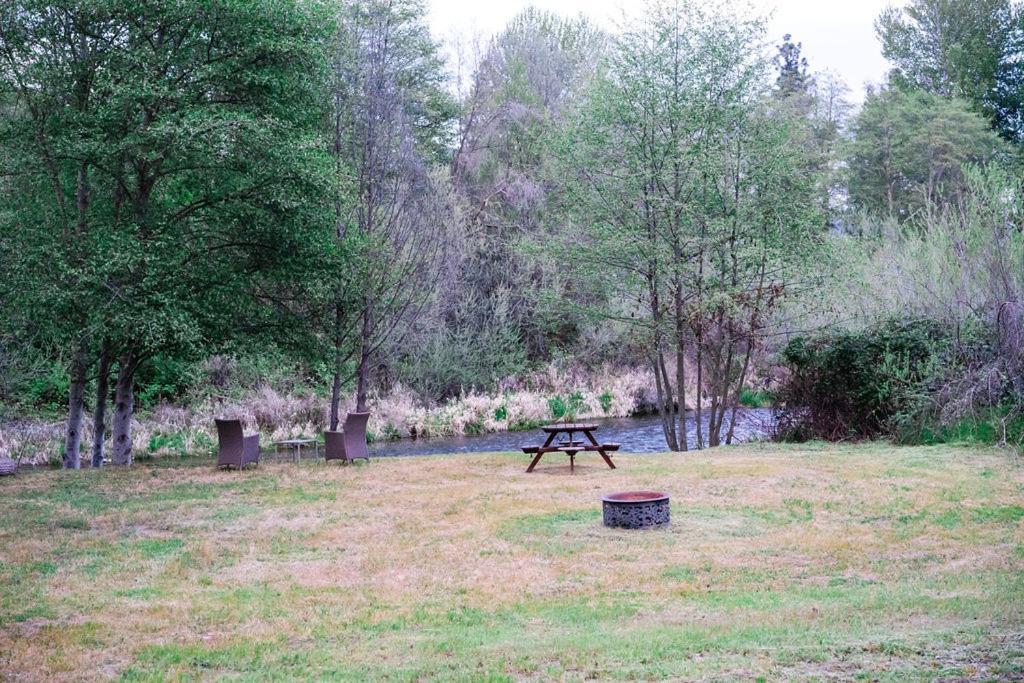 Cozy Wild West Covered Wagon Next To River Grants Pass Exteriér fotografie