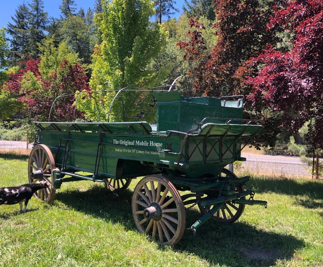 Cozy Wild West Covered Wagon Next To River Grants Pass Exteriér fotografie