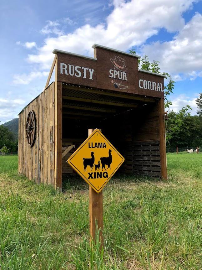 Cozy Wild West Covered Wagon Next To River Grants Pass Exteriér fotografie