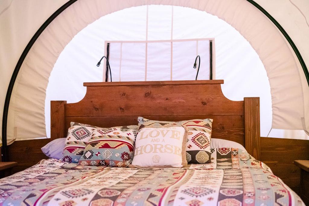 Cozy Wild West Covered Wagon Next To River Grants Pass Exteriér fotografie