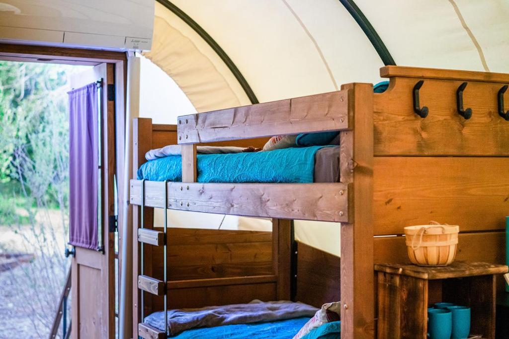 Cozy Wild West Covered Wagon Next To River Grants Pass Exteriér fotografie