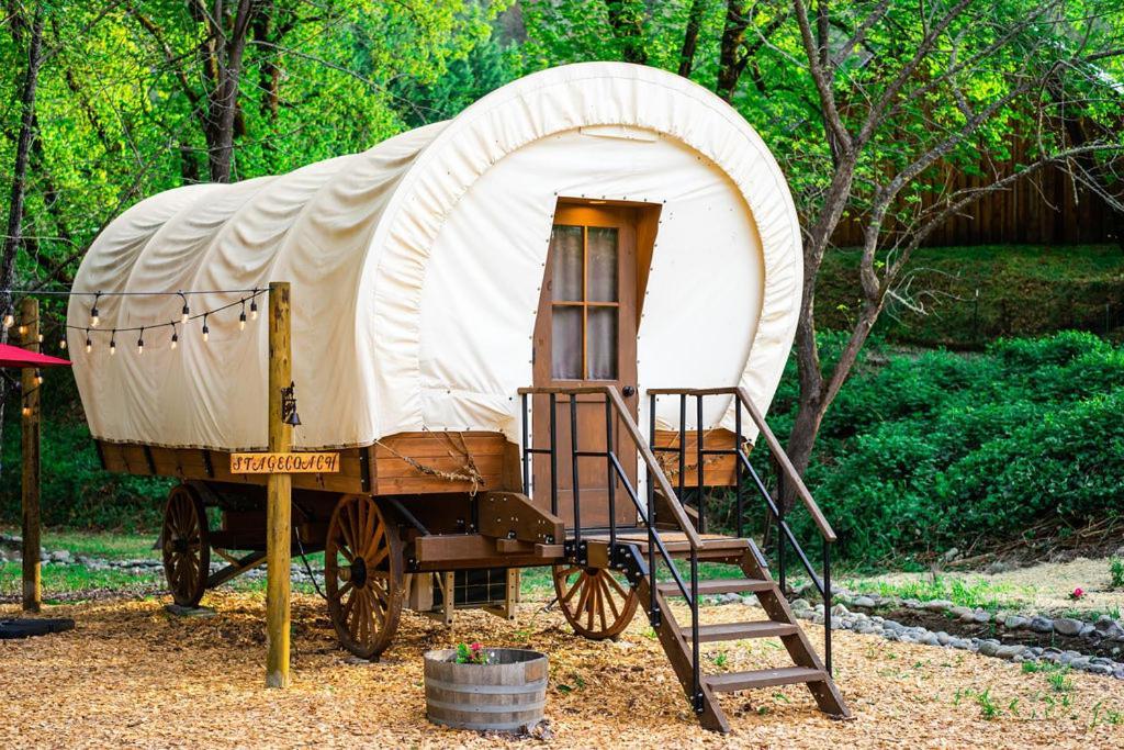 Cozy Wild West Covered Wagon Next To River Grants Pass Exteriér fotografie