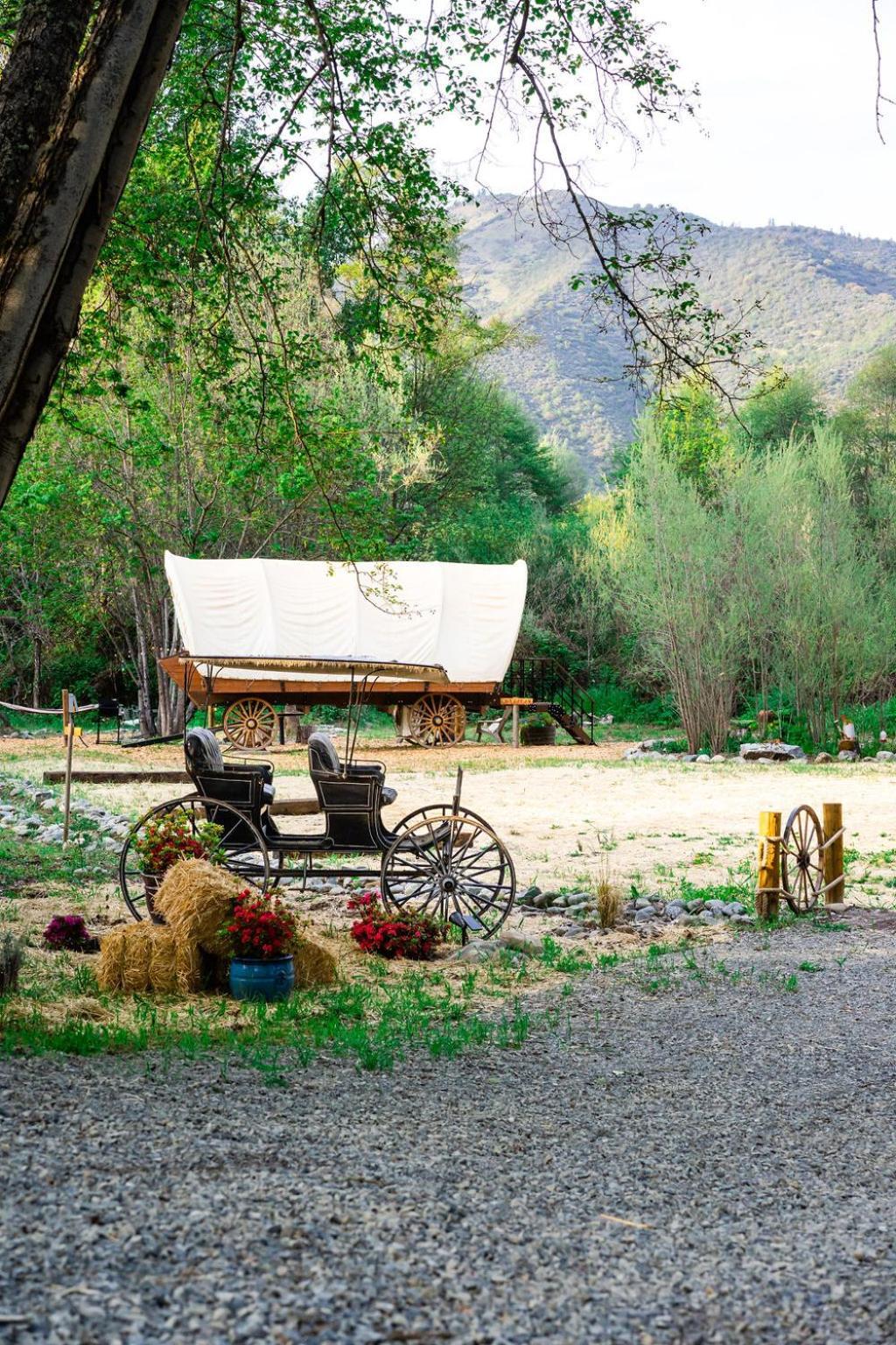 Cozy Wild West Covered Wagon Next To River Grants Pass Exteriér fotografie