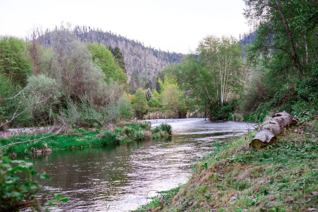 Cozy Wild West Covered Wagon Next To River Grants Pass Exteriér fotografie