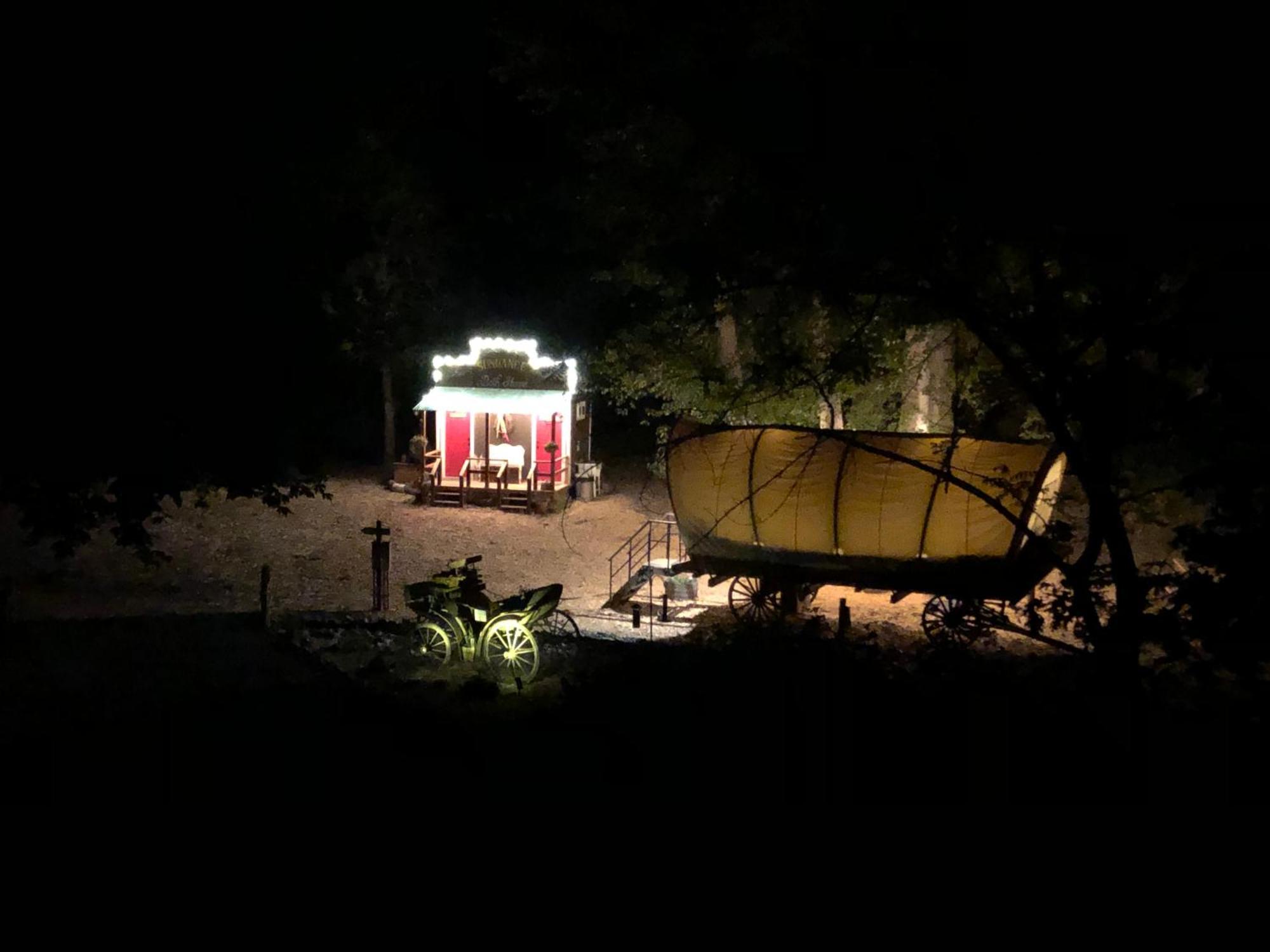 Cozy Wild West Covered Wagon Next To River Grants Pass Exteriér fotografie