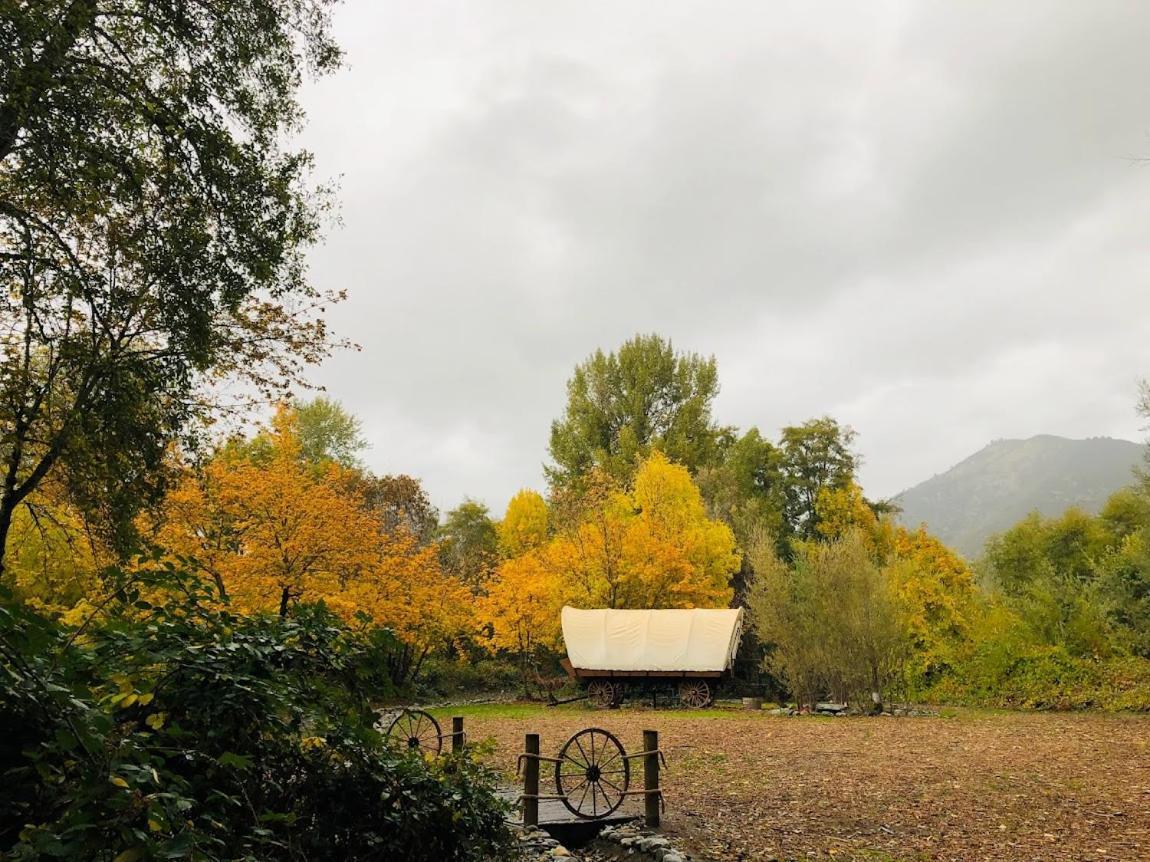 Cozy Wild West Covered Wagon Next To River Grants Pass Exteriér fotografie