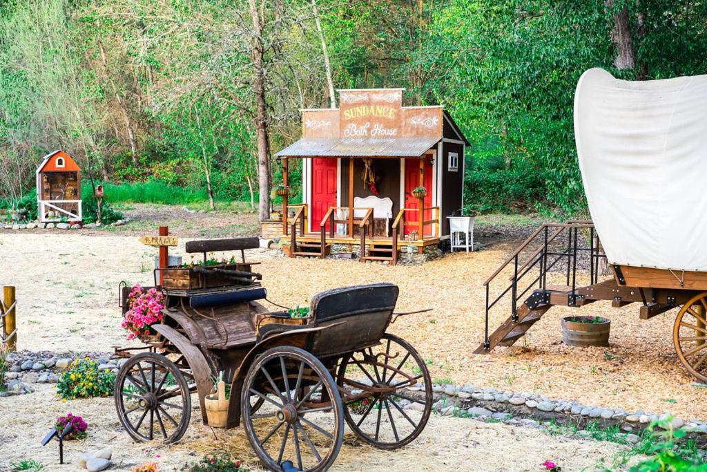 Cozy Wild West Covered Wagon Next To River Grants Pass Exteriér fotografie