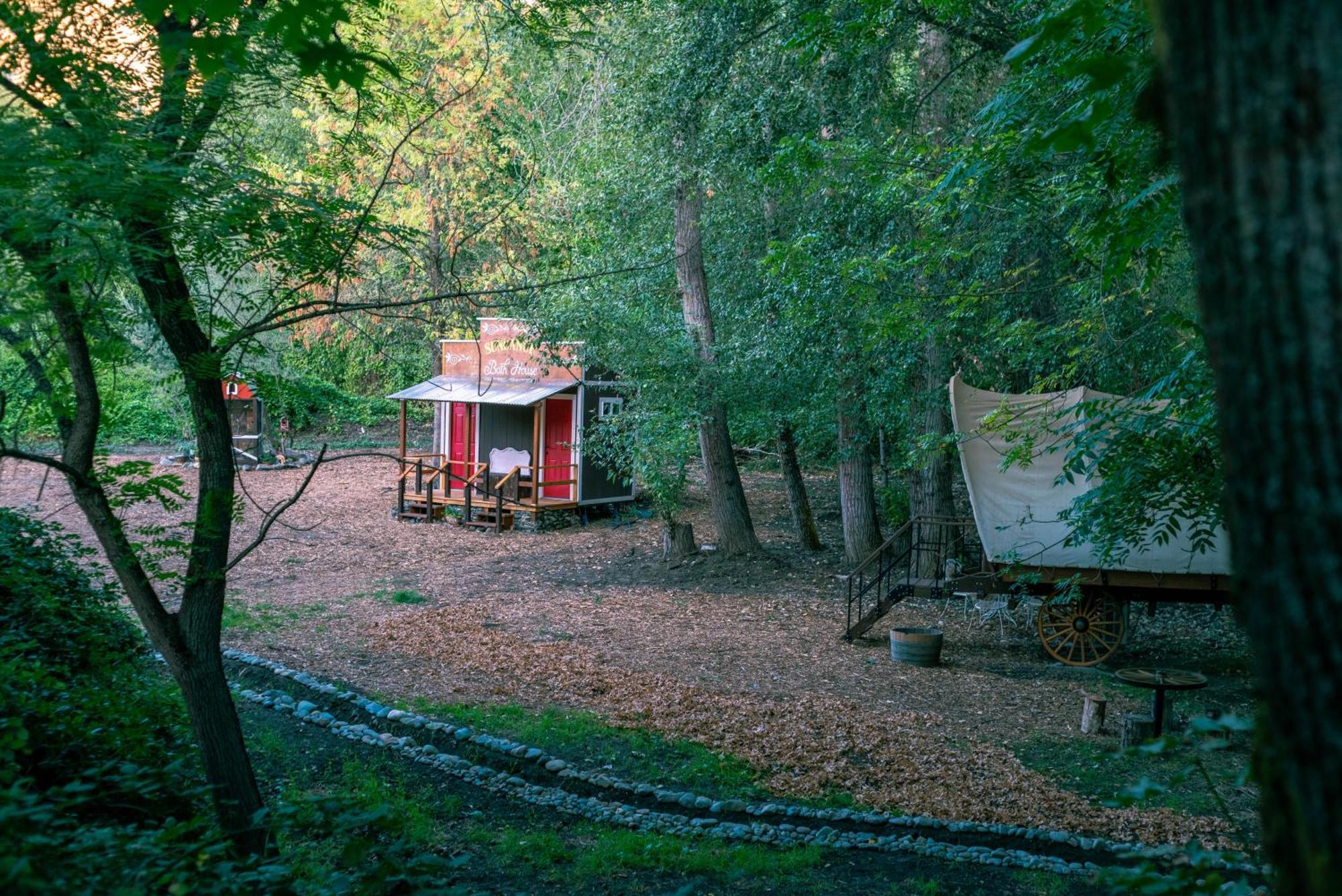 Cozy Wild West Covered Wagon Next To River Grants Pass Exteriér fotografie